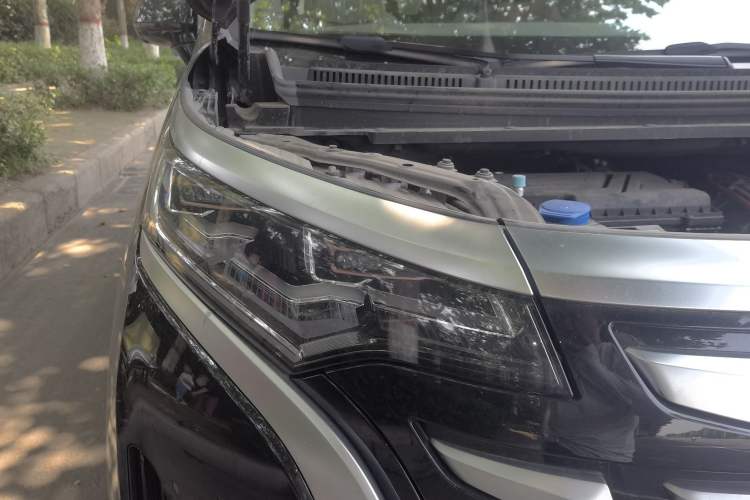 Used Denza D9 2024 DM-i 980 Four-Wheel Drive Prestige Model Right Front Headlight