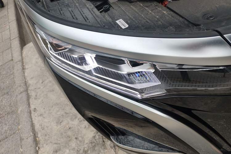 Used Denza D9 2024 EV 620 Premium Model Right Front Headlight