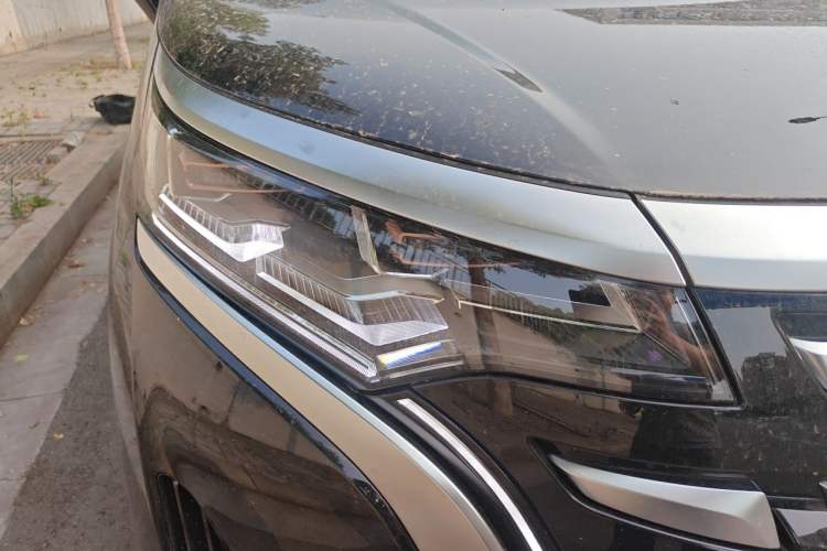 Used Denza D9 2024 DM-i 980 Four-Wheel Drive Prestige Model Right Front Headlight
