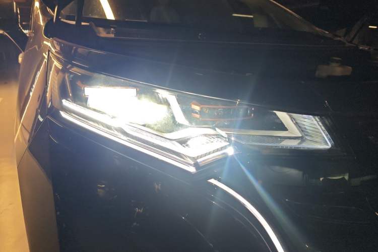 Used Denza D9 2024 DM-i 980 Four-Wheel Drive Prestige Model Right Front Headlight