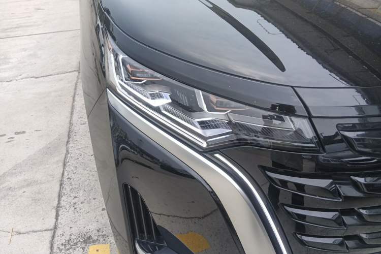 Used Denza D9 2024 DM-i 980 Four-Wheel Drive Prestige Model Right Front Headlight