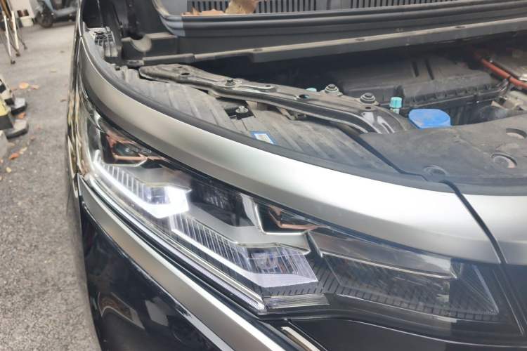 Used Denza D9 2024 DM-i 1050 Luxury Model Right Front Headlight