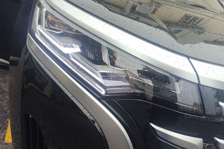 Used Denza D9 2024 DM-i 1050 Luxury Model Right Front Headlight