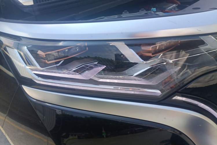 Used Denza D9 2024 DM-i 980 Four-Wheel Drive Flagship Model Right Front Headlight