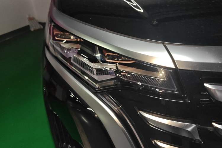 Used Denza D9 2024 DM-i 980 Four-Wheel Drive Prestige Model Right Front Headlight