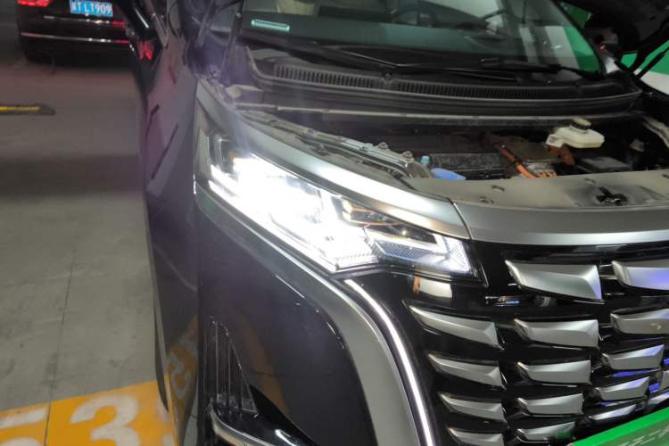 Used Denza D9 2024 DM-i 980 Four-Wheel Drive Prestige Model Right Front Headlight
