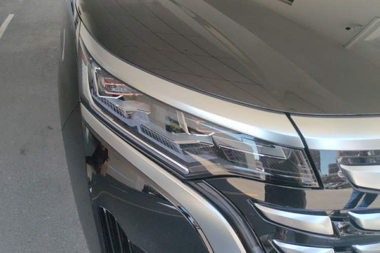 Used Denza D9 2024 DM-i 980 Four-Wheel Drive Prestige Model Right Front Headlight