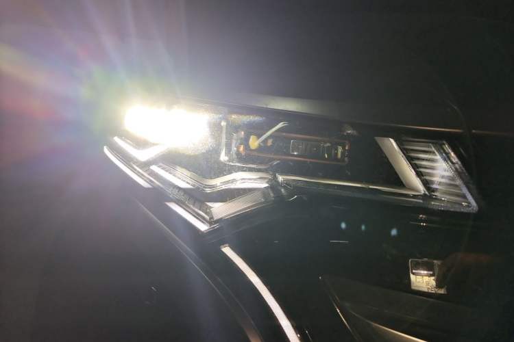 Used Denza D9 2024 DM-i 980 Four-Wheel Drive Flagship Model Right Front Headlight