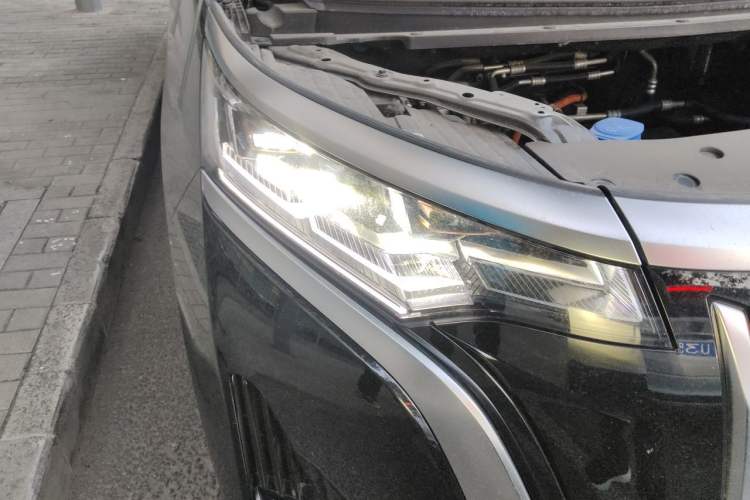 Used Denza D9 2024 EV 620 Premium Model Right Front Headlight