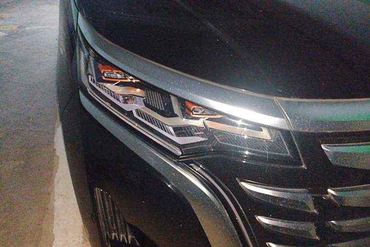 Used Denza D9 2024 DM-i 980 Four-Wheel Drive Flagship Model Right Front Headlight