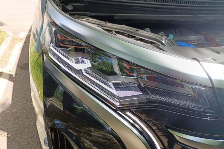 Used Denza D9 2024 DM-i 980 Four-Wheel Drive Prestige Model Right Front Headlight