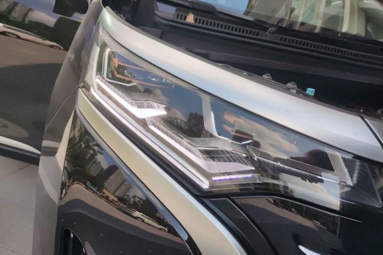 Used Denza D9 2024 DM-i 1050 Luxury Model Right Front Headlight