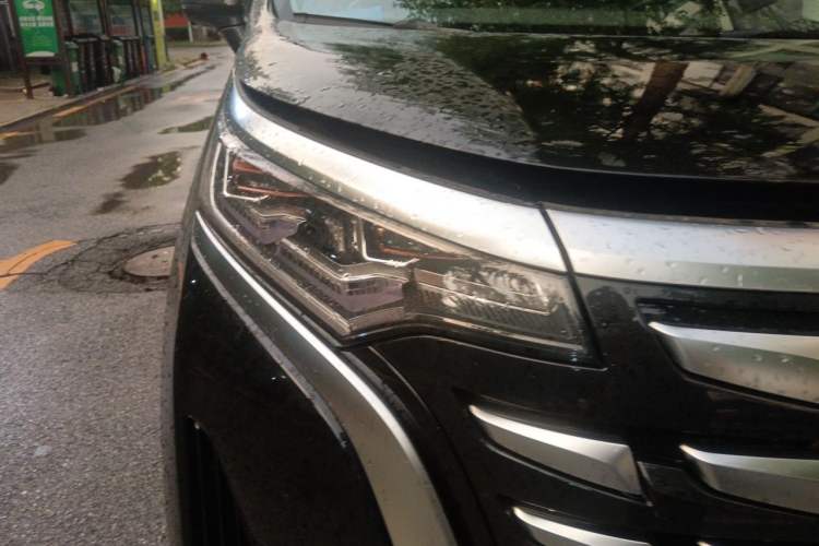 Used Denza D9 2024 DM-i 980 Four-Wheel Drive Prestige Model Right Front Headlight