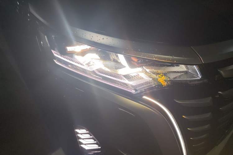 Used Denza D9 2024 DM-i 980 Four-Wheel Drive Prestige Model Right Front Headlight