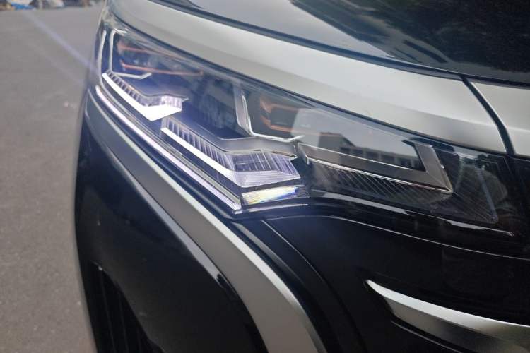 Used Denza D9 2024 DM-i 980 Four-Wheel Drive Prestige Model Right Front Headlight