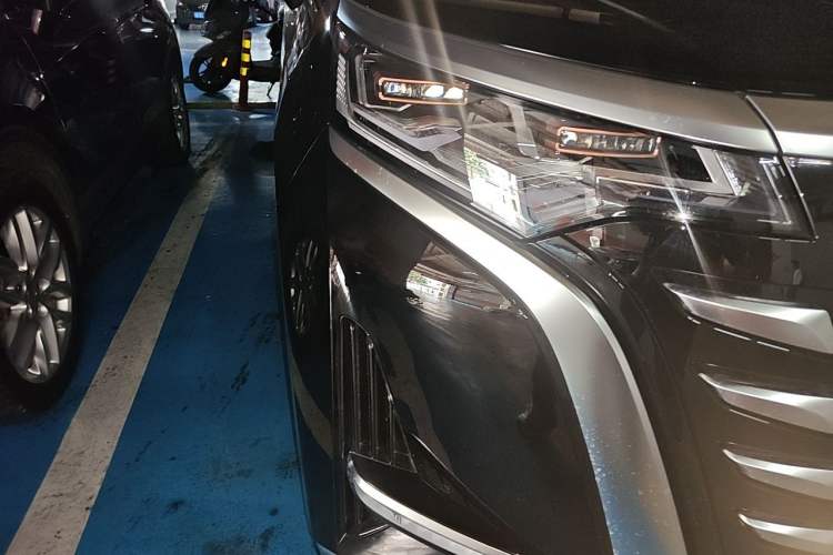 Used Denza D9 2024 DM-i 1050 Luxury Model Right Front Headlight