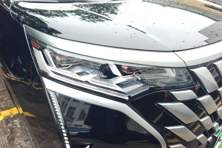 Used Denza D9 2024 DM-i 980 Four-Wheel Drive Prestige Model Right Front Headlight