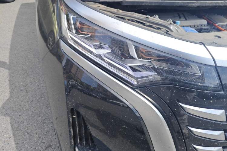 Used Denza D9 2024 DM-i 980 Four-Wheel Drive Prestige Model Right Front Headlight