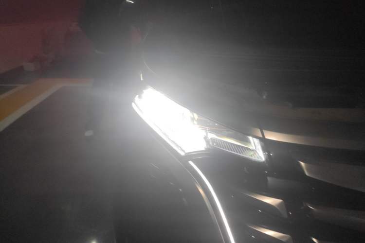 Used Denza D9 2024 DM-i 980 Four-Wheel Drive Flagship Model Right Front Headlight