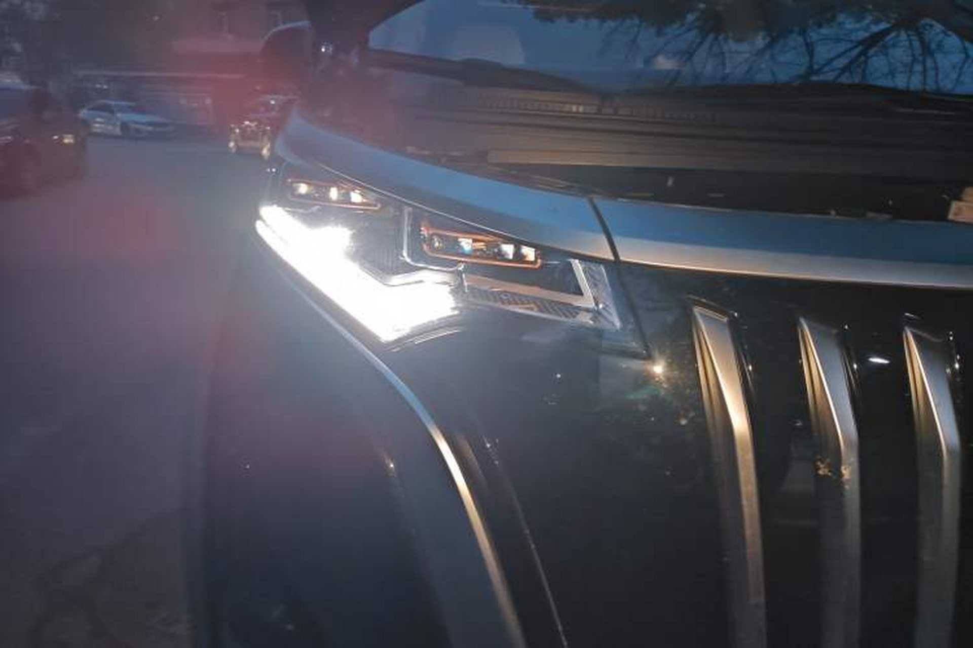Used Denza D9 2024 EV 620 Premium Model Right Front Headlight