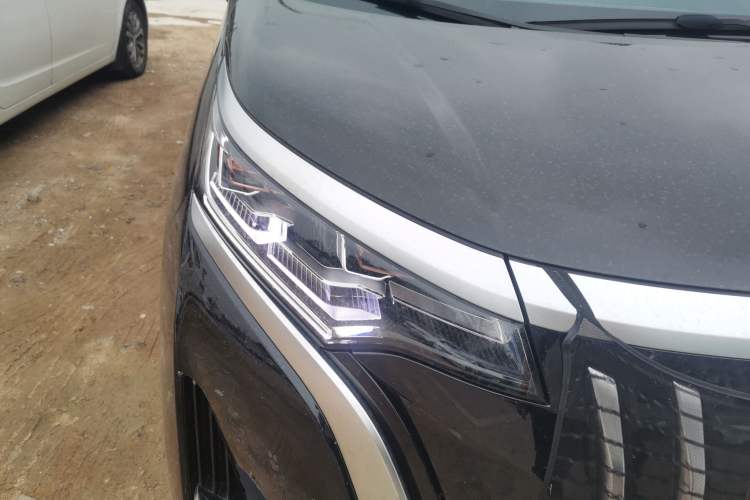 Used Denza D9 2024 EV 620 Premium Model Right Front Headlight