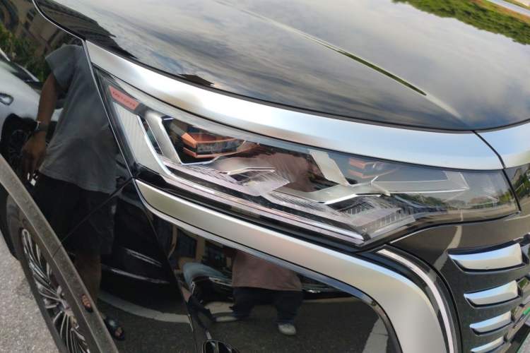 Used Denza D9 2024 DM-i 980 Four-Wheel Drive Flagship Model Right Front Headlight