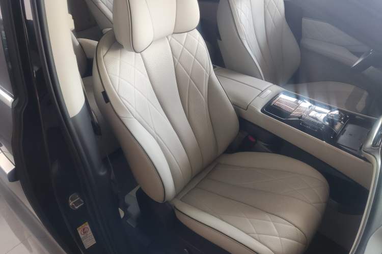 Used Denza D9 2024 DM-i 980 Four-Wheel Drive Prestige Model Right Front Seat