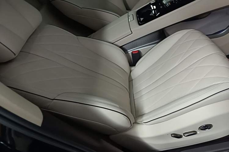 Used Denza D9 2024 PIONEER Four-Seat Pioneer Edition Right Front Seat
