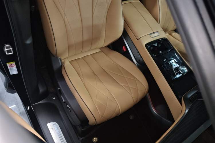 Used Denza D9 2024 DM-i 980 Four-Wheel Drive Flagship Model Right Front Seat