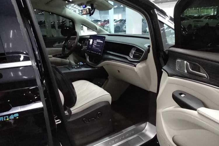 Used Denza D9 2024 DM-i 980 Four-Wheel Drive Flagship Model Right Front Seat