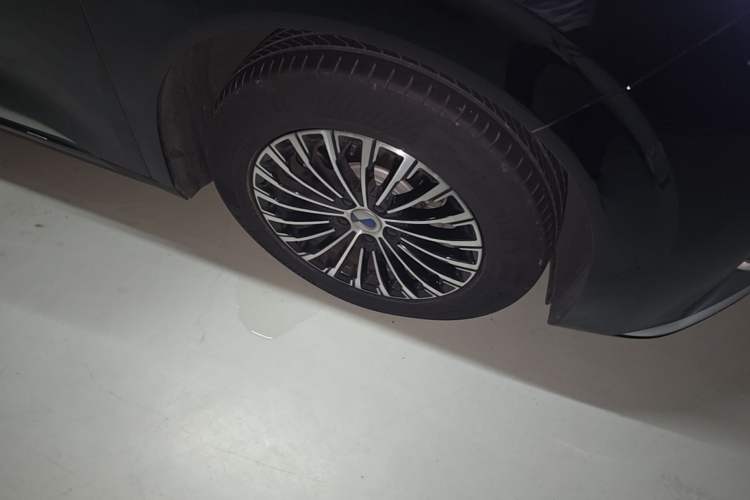 Used Denza D9 2024 DM-i 980 Four-Wheel Drive Prestige Model Right Front Wheel Hub