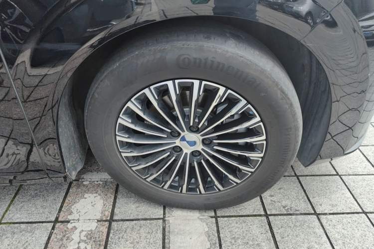 Used Denza D9 2024 DM-i 980 Four-Wheel Drive Prestige Model Right Front Wheel Hub