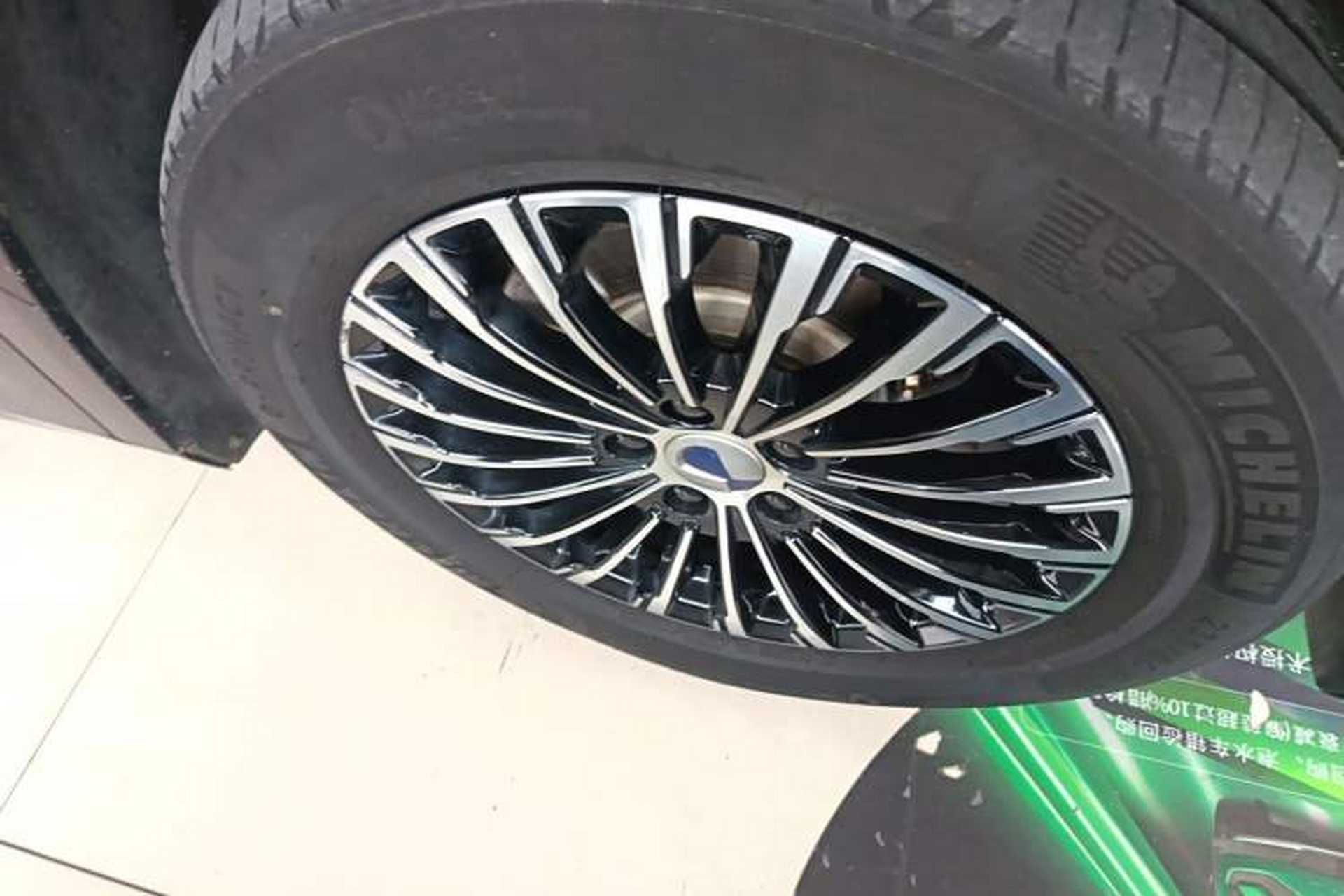 Used Denza D9 2024 DM-i 970 Luxury Model Right Front Wheel Hub