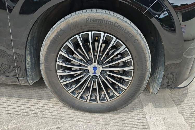 Used Denza D9 2024 DM-i 980 Four-Wheel Drive Prestige Model Right Front Wheel Hub