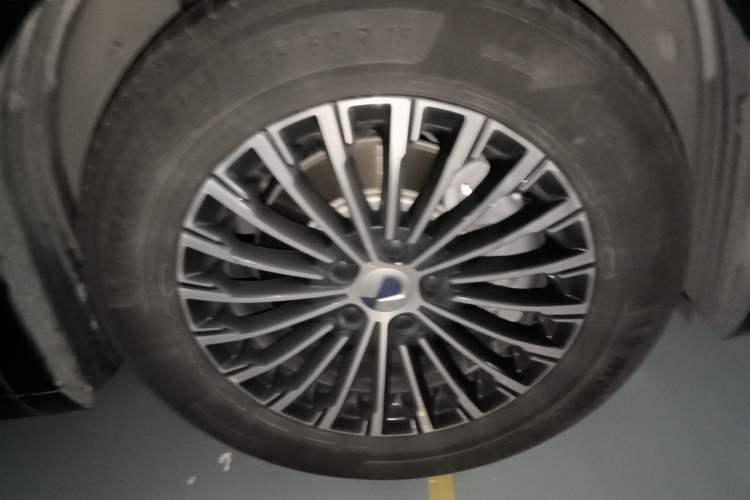 Used Denza D9 2024 DM-i 980 Four-Wheel Drive Prestige Model Right Front Wheel Hub