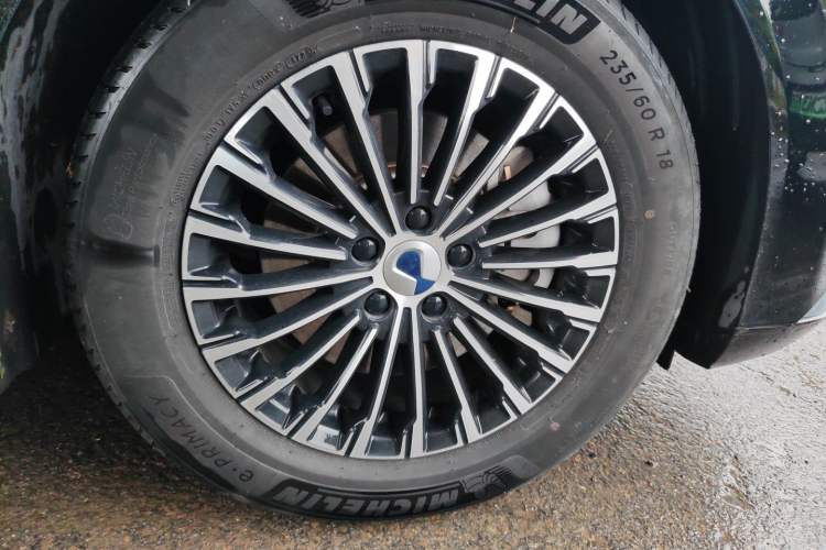 Used Denza D9 2024 DM-i 980 Four-Wheel Drive Prestige Model Right Front Wheel Hub
