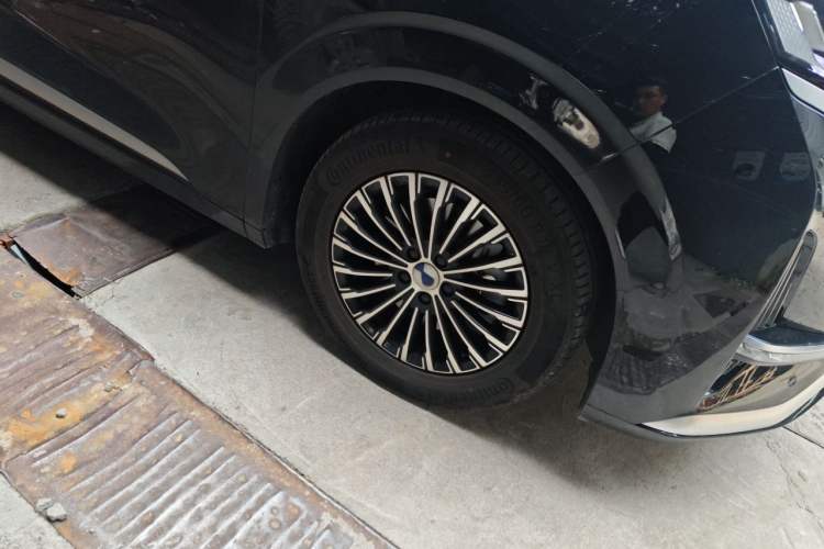 Used Denza D9 2024 DM-i 980 Four-Wheel Drive Prestige Model Right Front Wheel Hub
