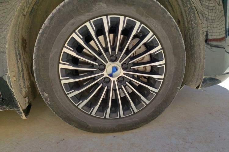 Used Denza D9 2024 DM-i 980 Four-Wheel Drive Prestige Model Right Front Wheel Hub