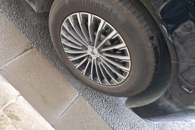 Used Denza D9 2024 DM-i 980 Four-Wheel Drive Flagship Model Right Front Wheel Hub