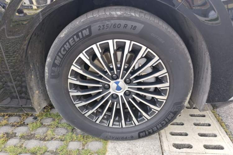 Used Denza D9 2024 DM-i 980 Four-Wheel Drive Prestige Model Right Front Wheel Hub