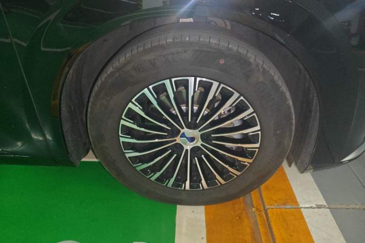 Used Denza D9 2024 DM-i 970 Luxury Model Right Front Wheel Hub
