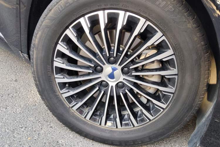 Used Denza D9 2024 DM-i 980 Four-Wheel Drive Prestige Model Right Front Wheel Hub