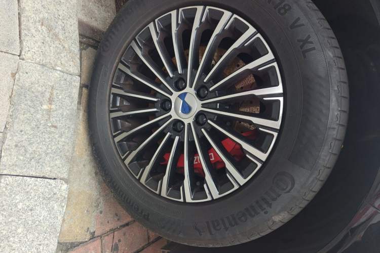Used Denza D9 2024 DM-i 980 Four-Wheel Drive Prestige Model Right Front Wheel Hub