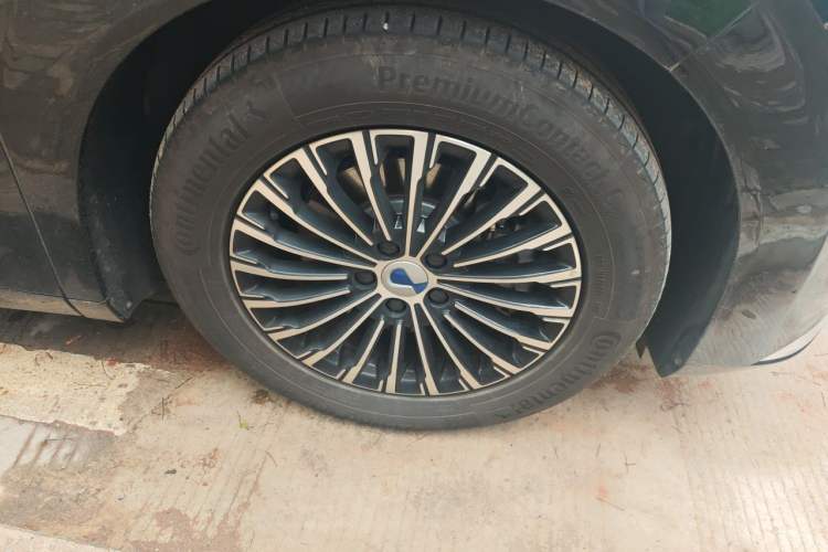 Used Denza D9 2024 DM-i 980 Four-Wheel Drive Prestige Model Right Front Wheel Hub