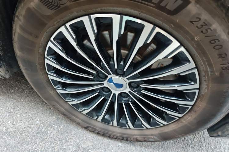 Used Denza D9 2024 DM-i 980 Four-Wheel Drive Prestige Model Right Front Wheel Hub