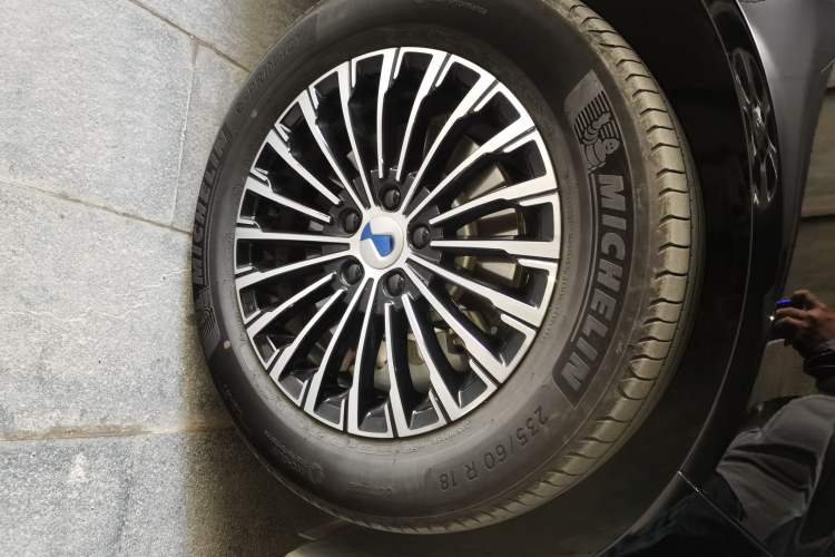 Used Denza D9 2024 DM-i 980 Four-Wheel Drive Prestige Model Right Front Wheel Hub