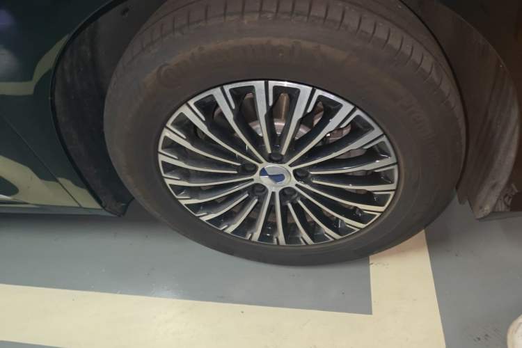 Used Denza D9 2024 DM-i 1050 Luxury Model Right Front Wheel Hub