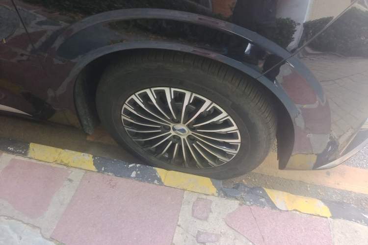 Used Denza D9 2024 DM-i 980 Four-Wheel Drive Flagship Model Right Front Wheel Hub