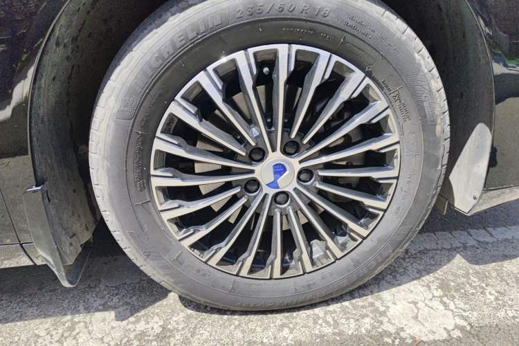 Used Denza D9 2024 DM-i 980 Four-Wheel Drive Prestige Model Right Front Wheel Hub