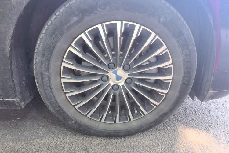 Used Denza D9 2024 DM-i 980 Four-Wheel Drive Prestige Model Right Front Wheel Hub
